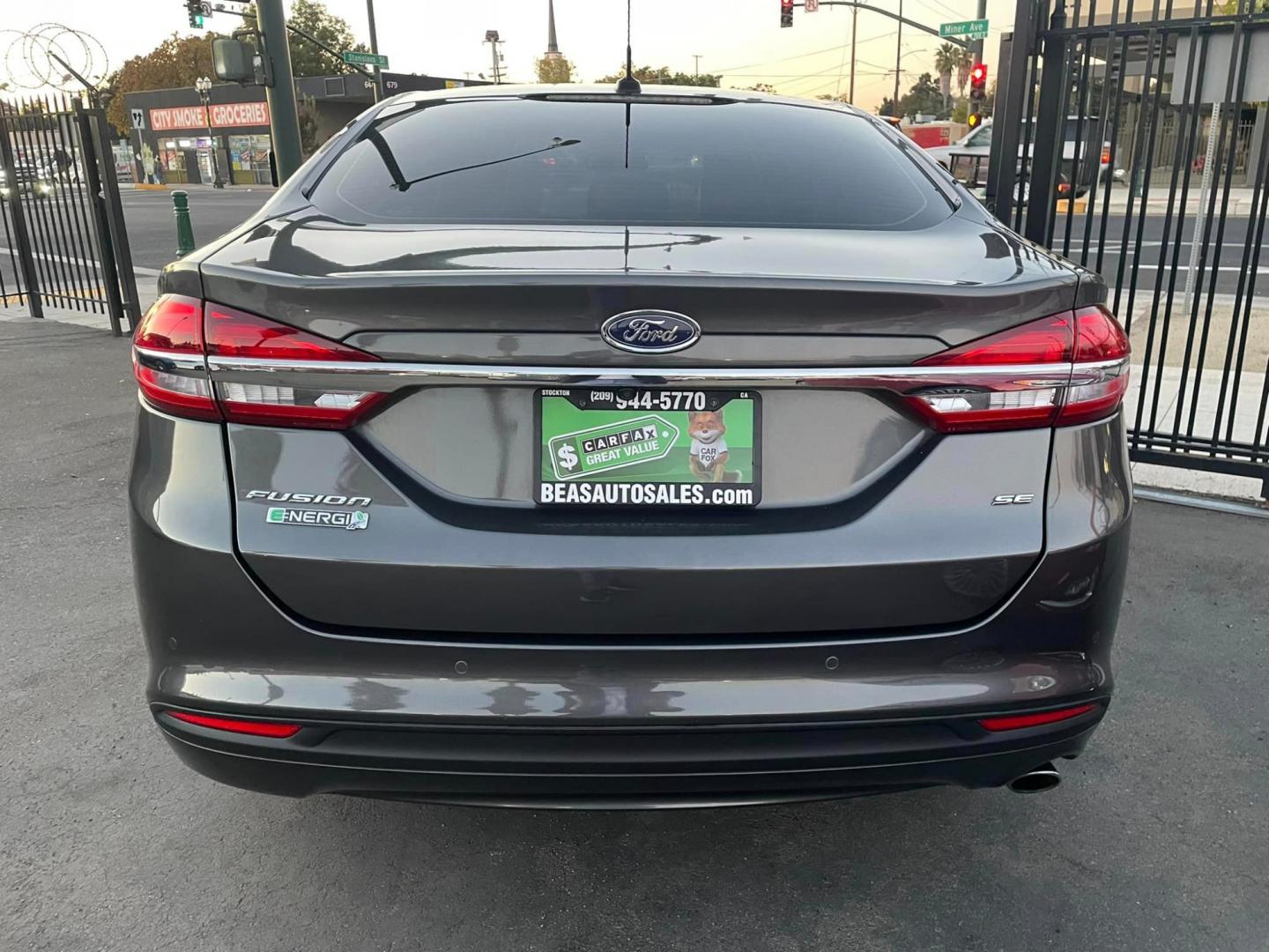 2018 GRAY /BLACK Ford Fusion Energi SE (3FA6P0PU1JR) with an 4-Cyl, Hybrid, 2.0 Liter engine, Automatic, CVT transmission, located at 744 E Miner Ave, Stockton, CA, 95202, (209) 944-5770, 37.956863, -121.282082 - PLUS TAXES AND FEES - Photo#5